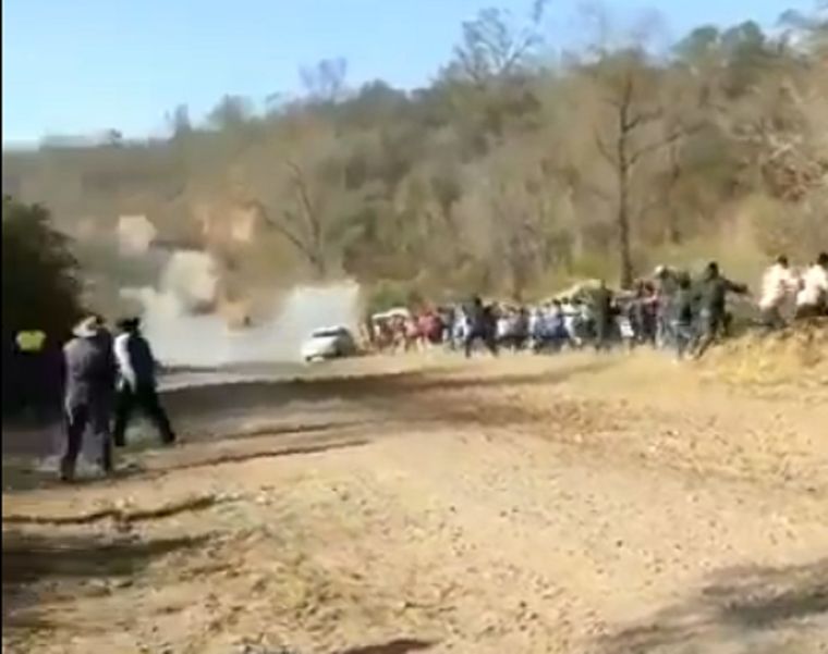 El auto descontrolado a punto de impactar con el público. Foto: Captura