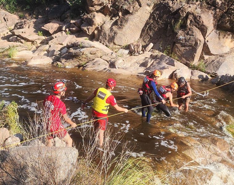 Dos personas fueron rescatadas en el río tras la creciente que ocasionaron las lluvias registradas en la zona Foto: Policía de la Provincia de Córdoba