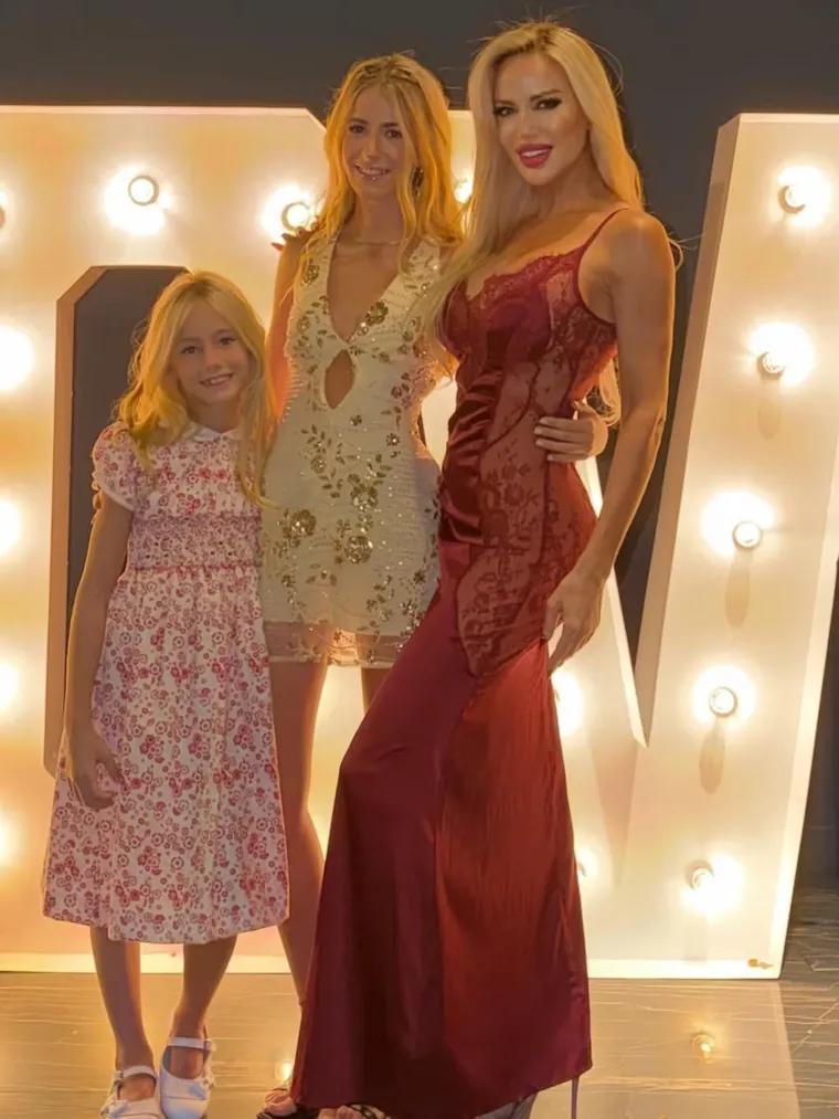 Su hija Matilda acompañó con un delicado outfit infantil. Su hija Matilda acompañó con un delicado outfit infantil.