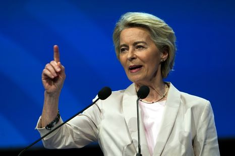 La presidenta de la Comisión Europea de la Unión Europea, Ursula Von Der Leyen, firmó el acuerdo con Donald Trump. Foto: Dpa.