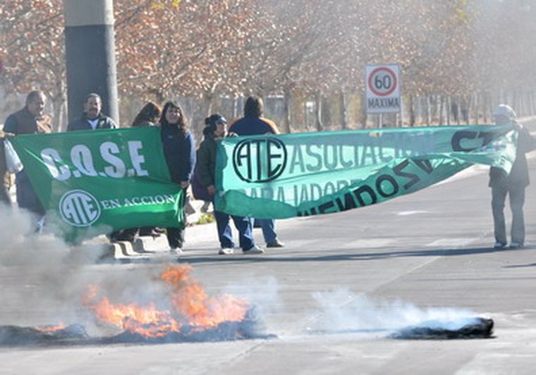 Quema de cubiertas y banderas. Foto: Pachy Reynoso / MDZ