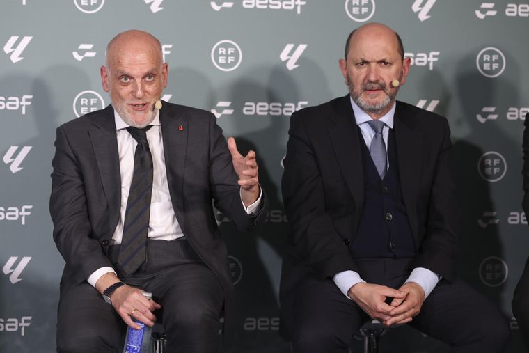 El presidente de LaLiga, Javier Tebas (izquierda), y el presidente de la RFEF, Rafael Louzán.