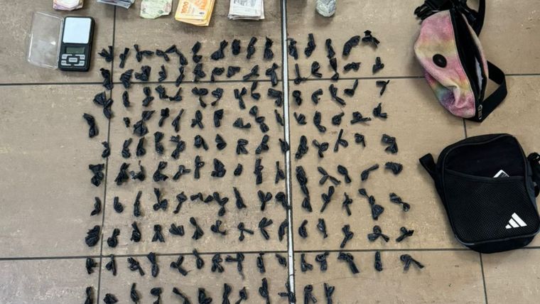 Los envoltorios de cocaína secuestrados durante el control policial en Luján de Cuyo.&nbsp;