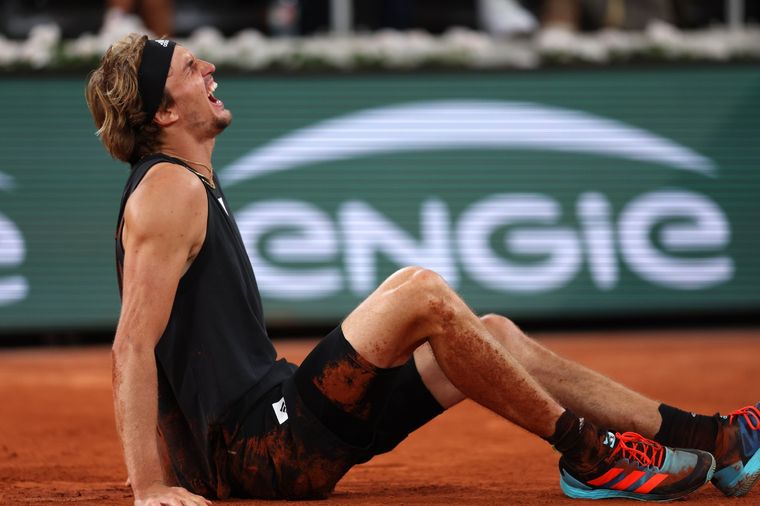 Zverev se dobló el tobillo y estremeció a todo el estadio con sus gritos de dolor: tuvo que abandonar y Nadal avanzó a la final de Roland Garros.