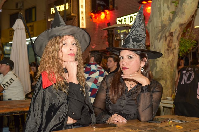 Las brujitas Romina y Mariela a punto de disfrutar un buen combo.