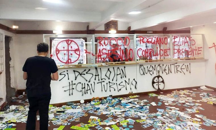 La oficina de Turismo de El Bolsón quedó destruída tras un ataque mapuche