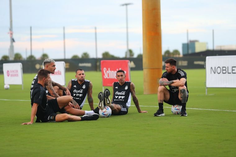 Los futbolistas descansan tras el ensayo. Foto: @Argentina