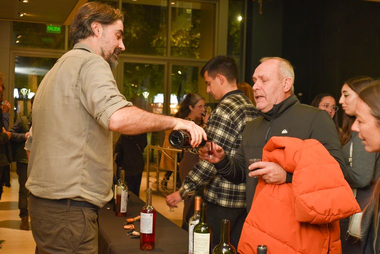 El propio Fernando Rosas lleno las copas de los presentes en una jornada llena de emoción y arte. El propio Fernando Rosas lleno las copas de los presentes en una jornada llena de emoción y arte.