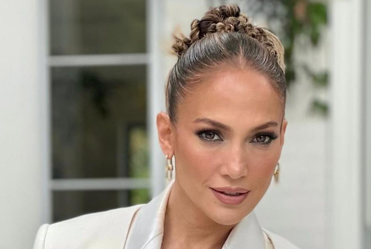 La despampanante figura de Jennifer Lopez se destaca en los distintos outfits elegidos por la artista. Foto: instagram: jlo