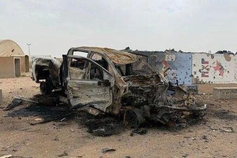 Una fotografía sin fecha muestra un automóvil que habría sido destruido en un ataque iraní en el campamento de Buehring en Kuwait.