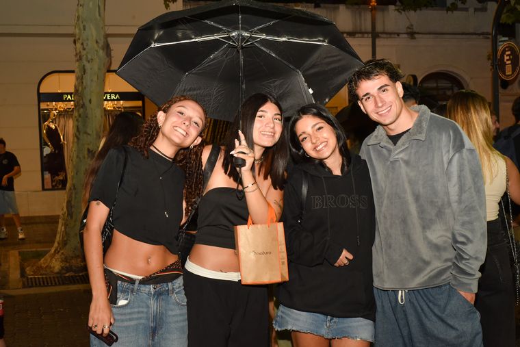 Clara, Nicol, Valentina y Joaquín no se detuvieron ante la lluvia. Clara, Nicol, Valentina y Joaquín no se detuvieron ante la lluvia.