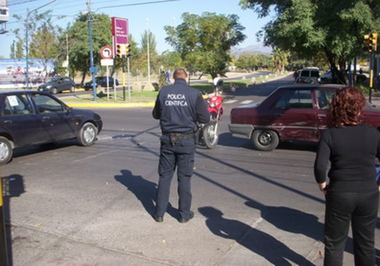 Me vas a venir a enseñar vos a mí , ironizó el policía. Foto: Mdz