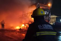 Un colectivo de larga distancia que circulaba por la Ruta 2 e iba repleto de pasajeros se prendió fuego en las afueras de la ciudad de La Plata. Foto: Facebook Bomberos Voluntarios El Peligro