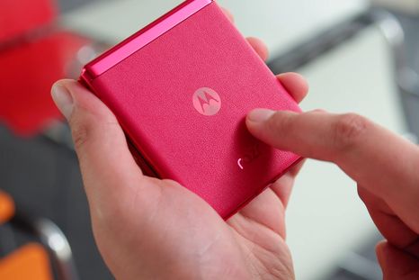 El nuevo plegable Razr incorpora herramientas avanzadas de Google para potenciar la experiencia del usuario. El nuevo plegable Razr incorpora herramientas avanzadas de Google para potenciar la experiencia del usuario.