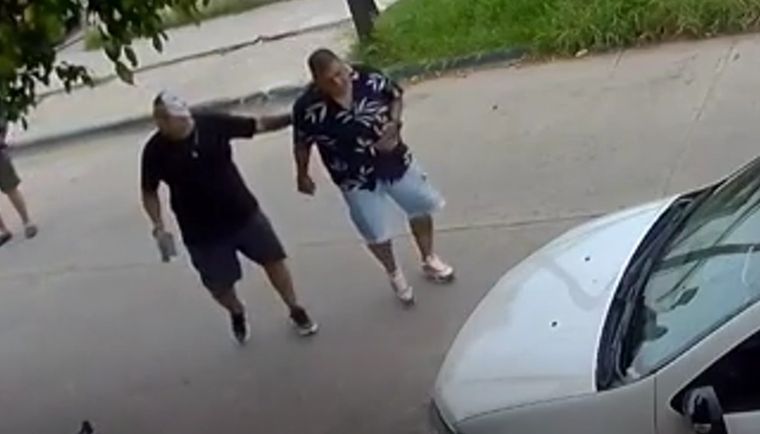 El expolicía y la víctima. Foto: captura de pantalla.