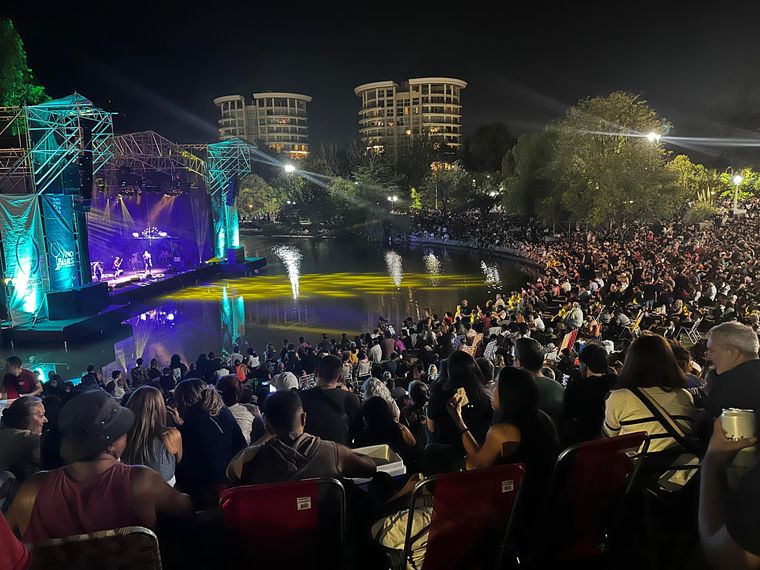 El festival celebra la música y los 90 años de la Vendimia con dos noches imperdibles. El festival celebra la música y los 90 años de la Vendimia con dos noches imperdibles.
