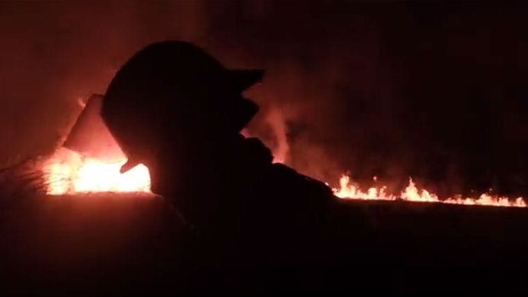 El incendio se desató en un campo de Los Corralitos. 