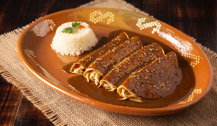 La receta de enmoladas nació como una forma práctica de aprovechar el mole sobrante.