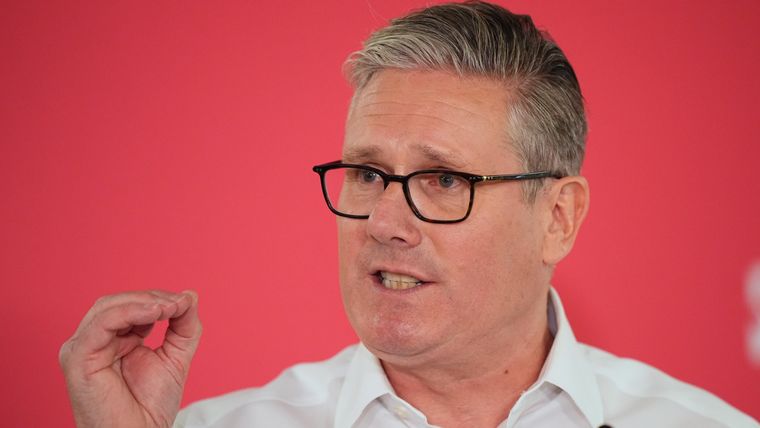 El primer ministro británico, Keir Starmer, está sometido a presiones políticas para dimitir.