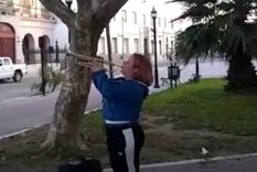 Pamela va a tocarle todos los días a su papá para que se recupere del coronavirus Foto: Captura