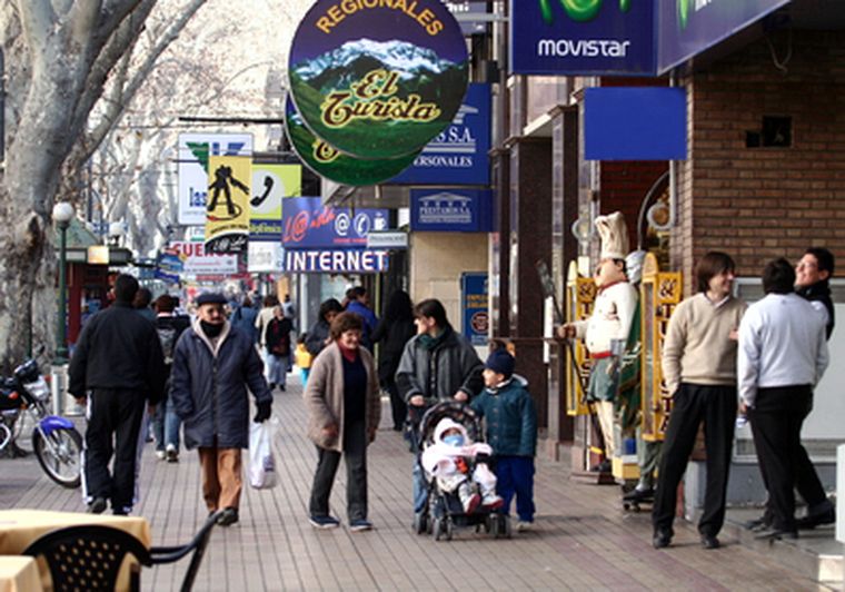 El sector comercial vinculado al turismo es el clásico de esta calle histórica. Foto: Nacho Gaffuri / Archivo
