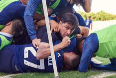 El DT de la T se sumó al festejo con los jugadores. Foto: Talleres