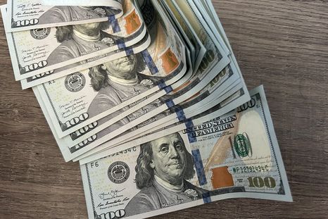 El dólar cerró la última rueda antes de las elecciones por encima de los 1500 pesos, mostrando cierto nerviosismo en el mercado.