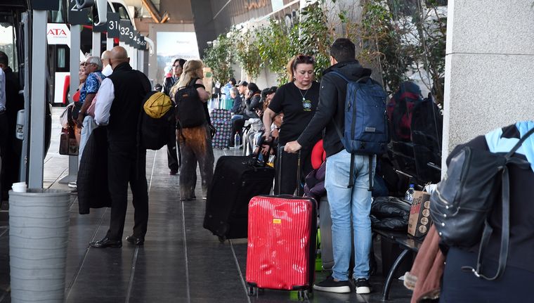 Cientos de mendocinos emprenden viaje por el fin de semana largo. Foto: ALF PONCE MERCADO / MDZ