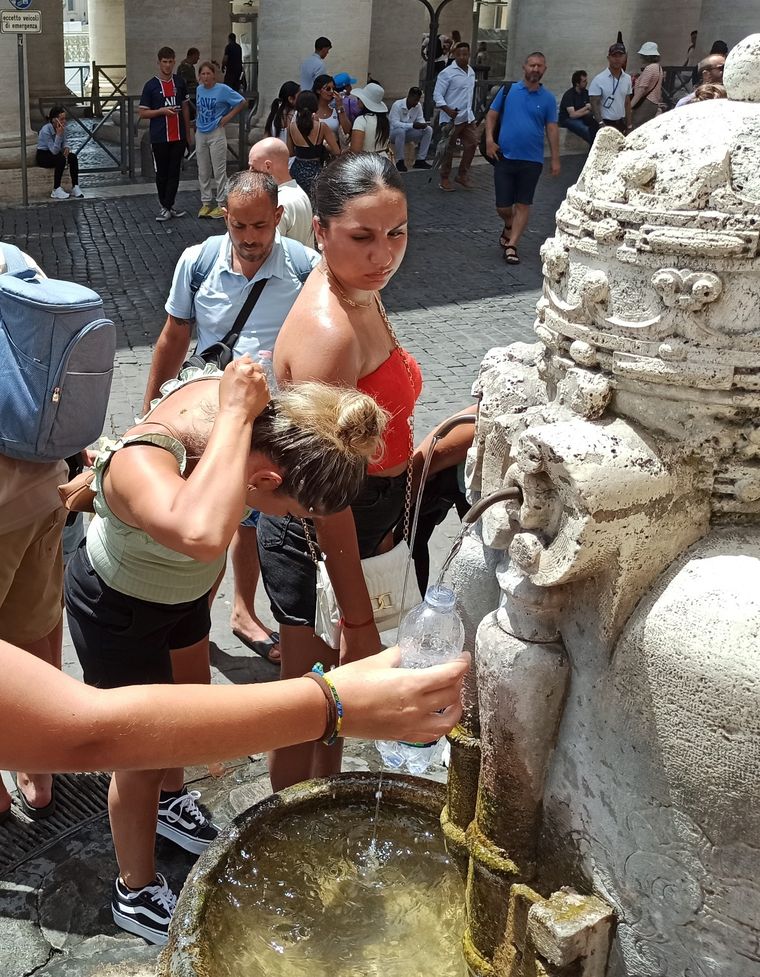 Los turistas que visitan la ciudad de Roma buscan alternativas para hacer frente al calor. Foto: EFE