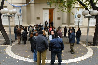 MDZol | Empleados públicos esperando ingresar al recinto. Foto: MDZ