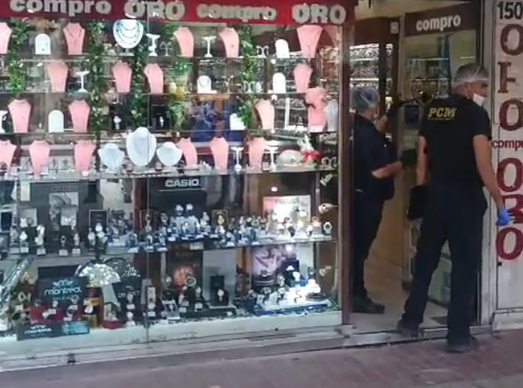 Los trabajos de la Policía Científica tras el asalto en la Joyería-Relojería Prestige, ubicada en pleno centro de Mendoza. Los trabajos de la Policía Científica tras el asalto en la Joyería-Relojería Prestige, ubicada en pleno centro de Mendoza.