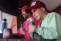 Facundo y Diego en plena transmisión en la cancha de Luján Sport Club Foto: Gentileza Claudio Bello