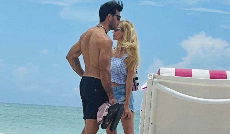 Nicole y José Manuel, enamoradísimos en la arena. Foto: MDZ Online