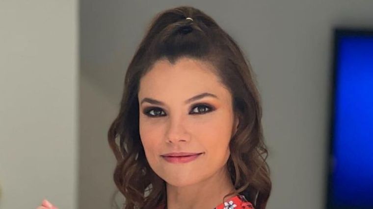 Tábata Jalil causó furor con una arriesgada minifalda color rosa.