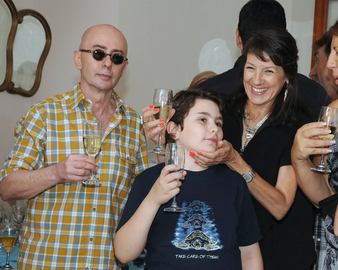 El artista y su familia.
