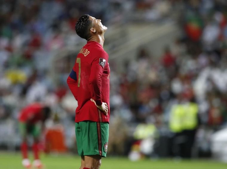 Cristiano no puede creer como se escapó la clasificación. Foto: EFE