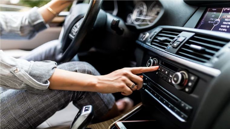 Un listado de estrategias para optimizar el uso del aire acondicionado del auto Foto: Freepik