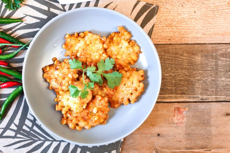 En muchas casas se hace la receta de buñuelos de choclo con un poco de queso rallado o cubitos de muzzarella… ¡y quedan una bomba! En muchas casas se hace la receta de buñuelos de choclo con un poco de queso rallado o cubitos de muzzarella… ¡y quedan una bomba!