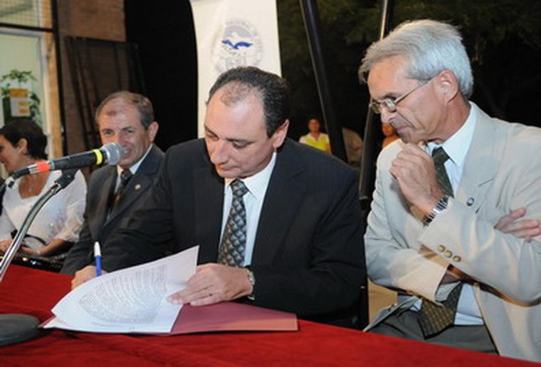 Esta es la firma del importante convenio. Foto: MDZ