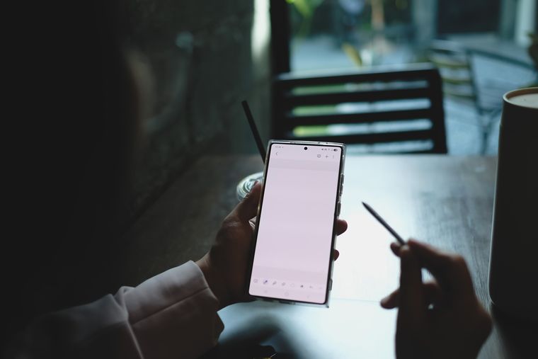 La pantalla de 6,9 pulgadas del Samsung Galaxy S25 Ultra ofrece una nitidez inigualable. La pantalla de 6,9 pulgadas del Samsung Galaxy S25 Ultra ofrece una nitidez inigualable.