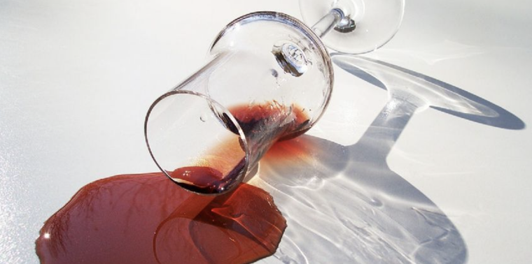 Con un poco de limón y agua podrás limpiar todas las manchas de vino de tu ropa Foto: Shutterstock
