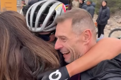 la emocion que conmovio a todos: el abrazo viral en el titulo argentino de agustin duran la emocion que conmovio a todos: el abrazo viral en el titulo argentino de agustin duran