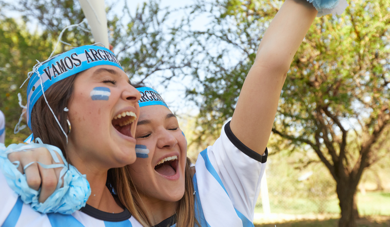 Para la ciencia, el Mundial representa uno de los mayores fenómenos de conexión social y emocional del planeta, capaz de generar felicidad, esperanza y sentido de pertenencia a escala global. Foto: Canva.