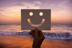 La psicología positiva busca potenciar las emociones y pensamientos positivos para mejorar el bienestar Foto: Freepik