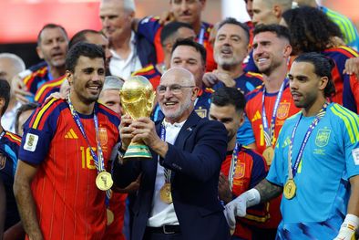 MDZol | Luis de la Fuente levantó la Copa del Mundo junto a sus jugadores tras el triunfo ante Argentina.