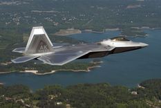 un avion caza f-22 se estrello cerca de una base aerea en florida
