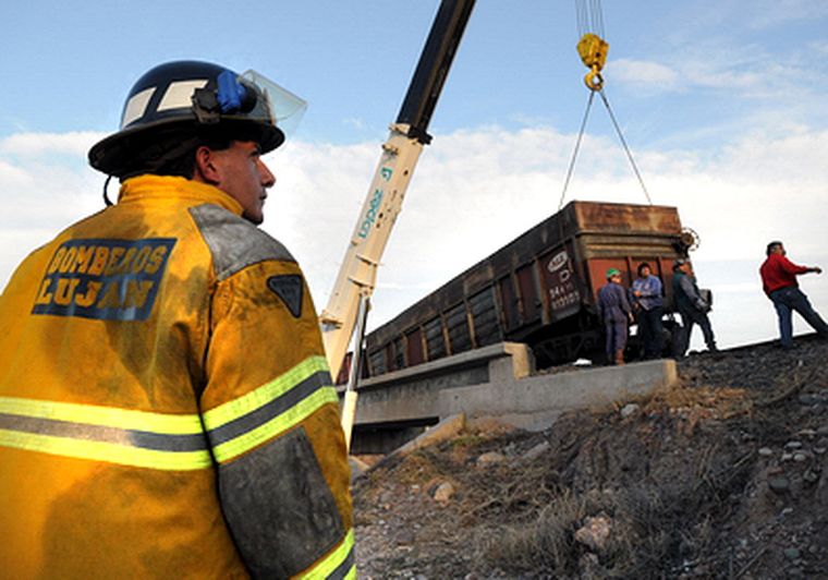 Nueve vagones descarrilaron en el Acceso Sur. Foto: Nacho Gaffuri / MDZ