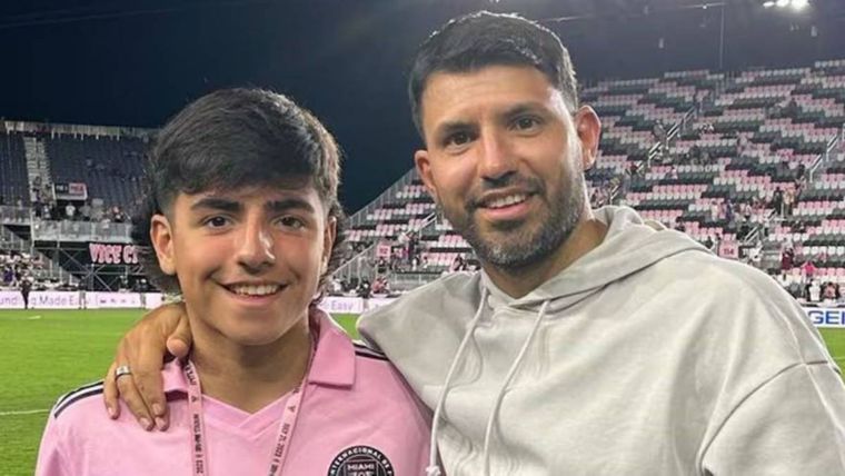 La familia estuvo unida para soplar las velitas en un jardín soñado. / Instagram @kunaguero