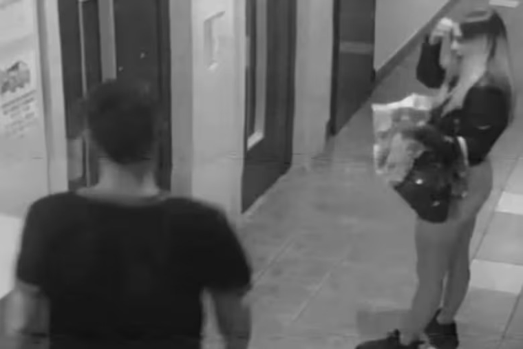 El momento en que la detenida llegaba al departamento de su víctima en Almagro. El momento en que la detenida llegaba al departamento de su víctima en Almagro.