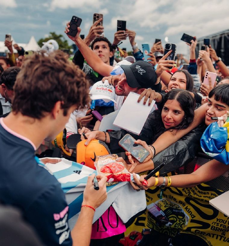 Colapinto le agradeció a todos los fans que lo fueron a apoyar en diversas partes del mundo. Colapinto le agradeció a todos los fans que lo fueron a apoyar en diversas partes del mundo.
